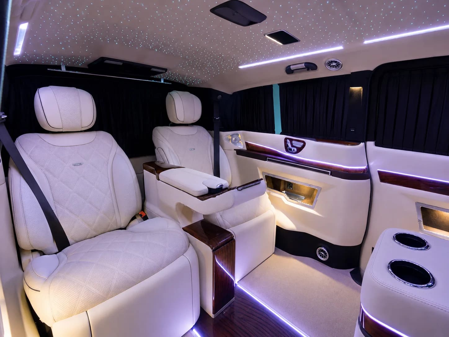 Mercedes Vito VIP kabin genel görünümü — yıldız tavan, kapı paneli ve VIP koltuklar