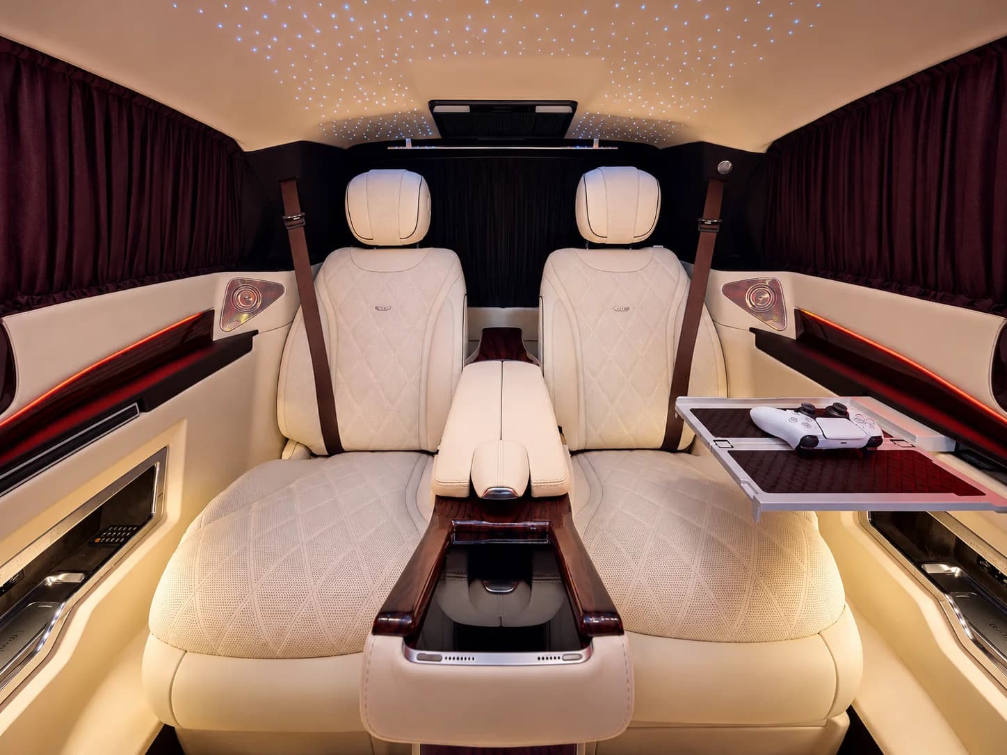Açılır masa ünitesi ve karşılıklı VIP koltuklar, kırmızı ambiyans hatlarıyla